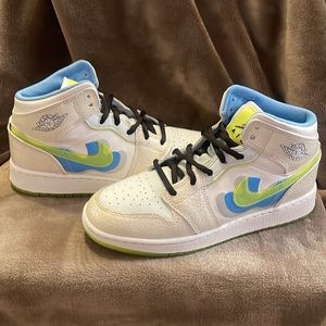 Jordan 1 Mid SE Lucid Dreams Grade School Boys Size 5Y Basketball shoes